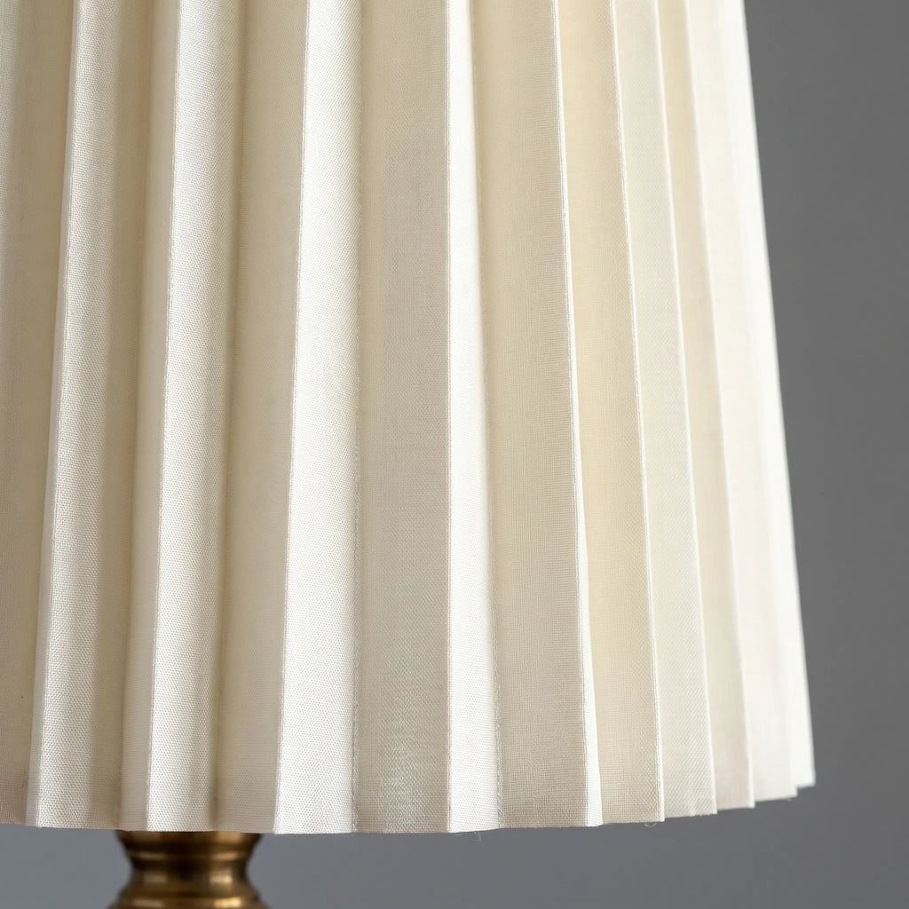 Auroris™ -  Vintage Style Pleated Table Lamp -  Reading In Bed