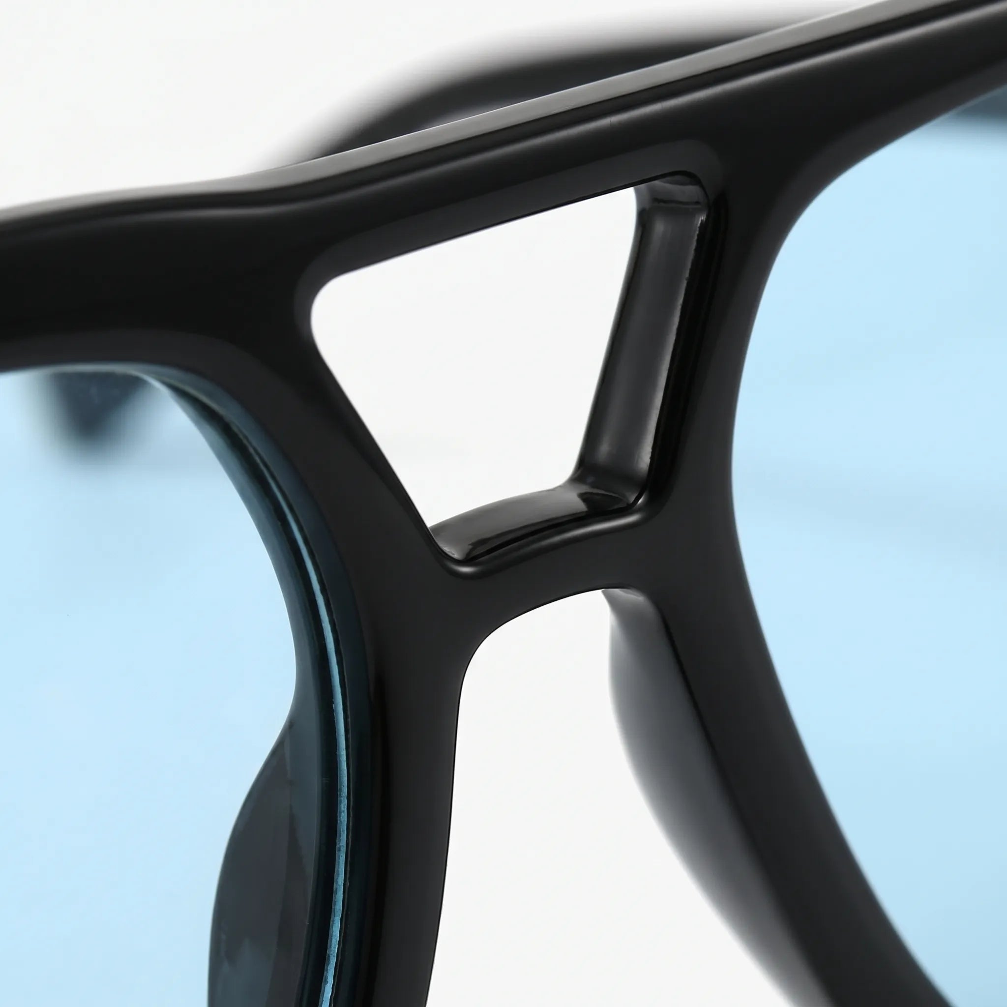 Avenic™ -  Oversized Aviator Sunglasses -  Driving In Sunlight