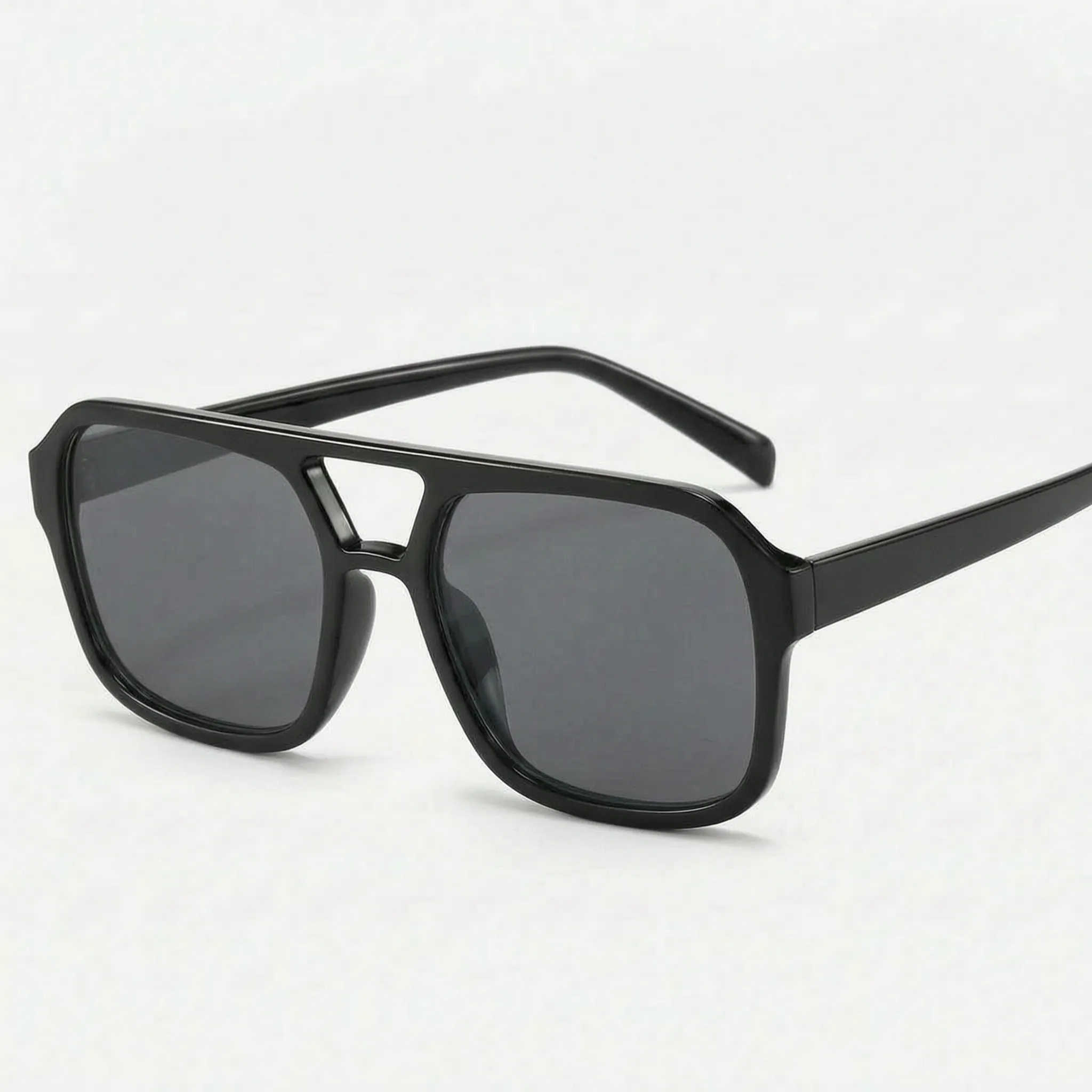 Avenic™ -  Oversized Aviator Sunglasses -  Driving In Sunlight