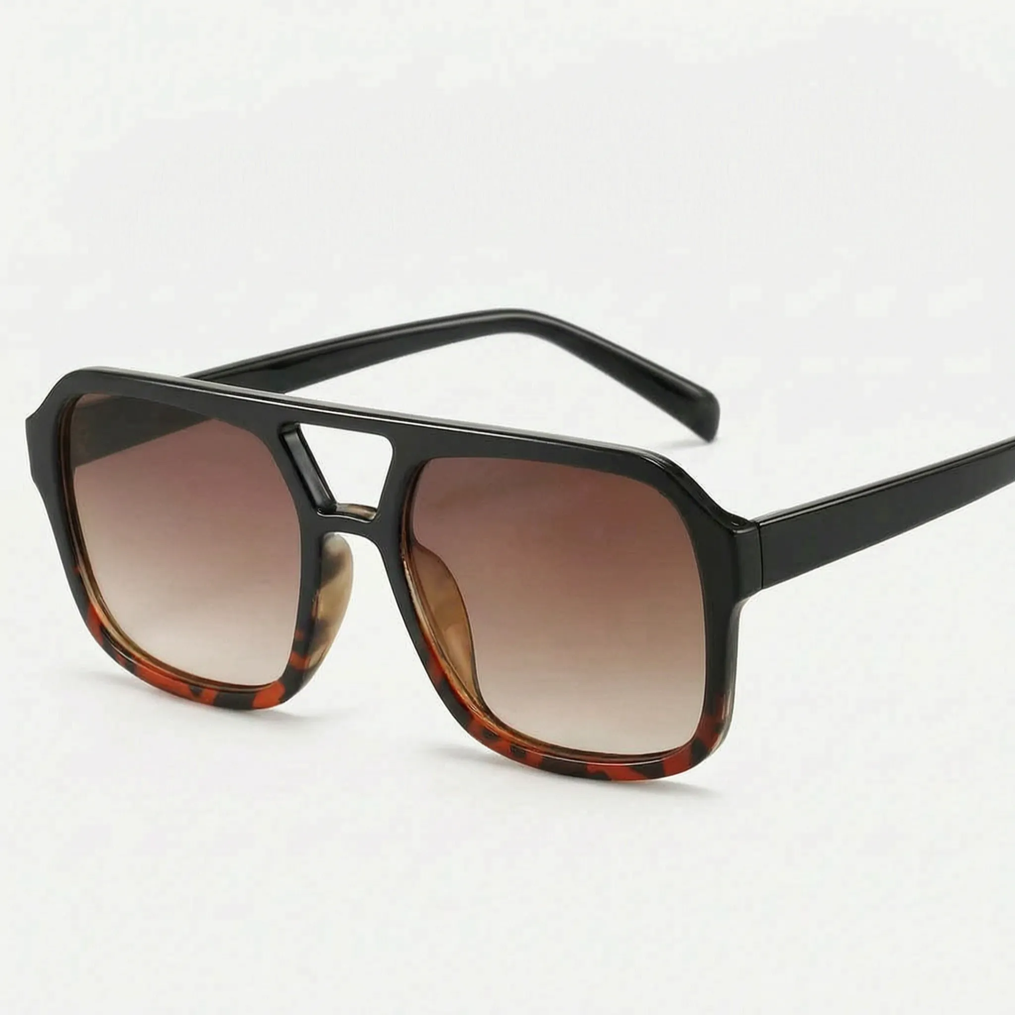 Avenic™ -  Oversized Aviator Sunglasses -  Driving In Sunlight