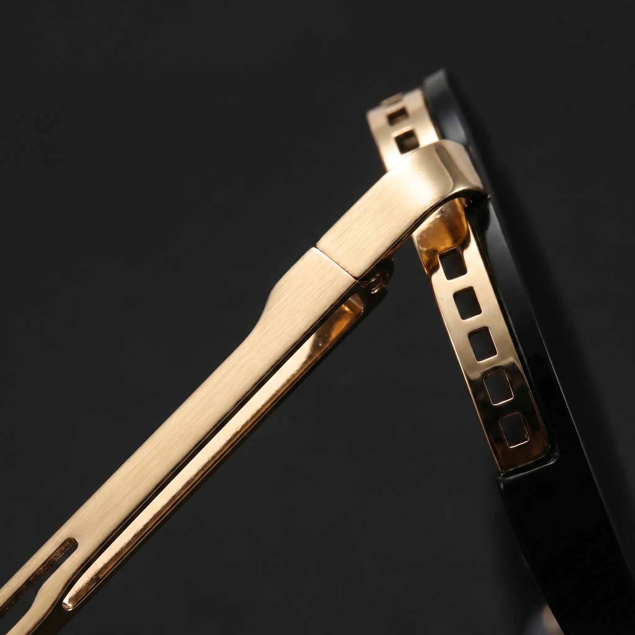 Gildar™ -  Geometric Aviator Sunglasses -  Driving In Sunlight