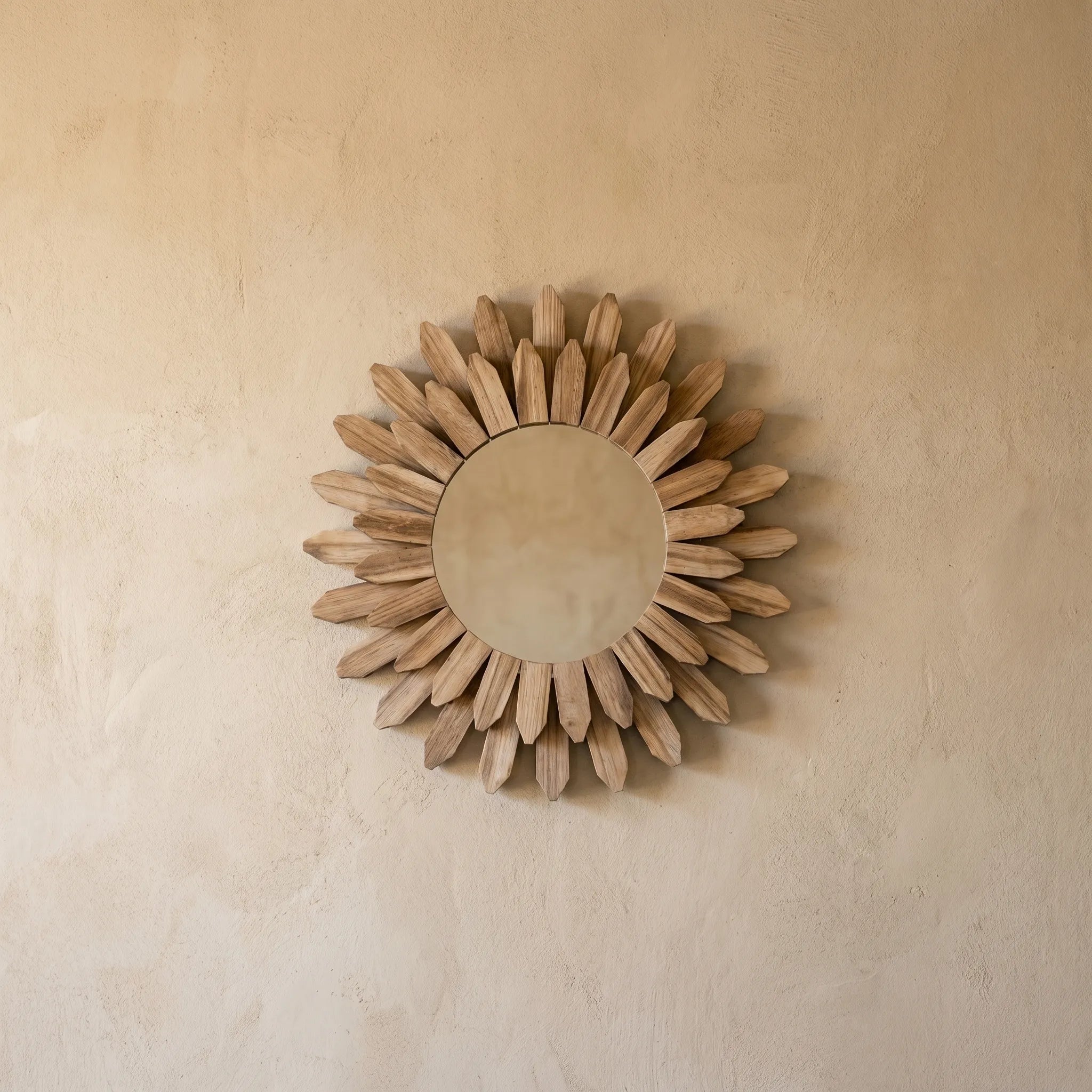 Solivio™ -  Sunburst Style Wall Mirror -  Reflecting Ambient Light