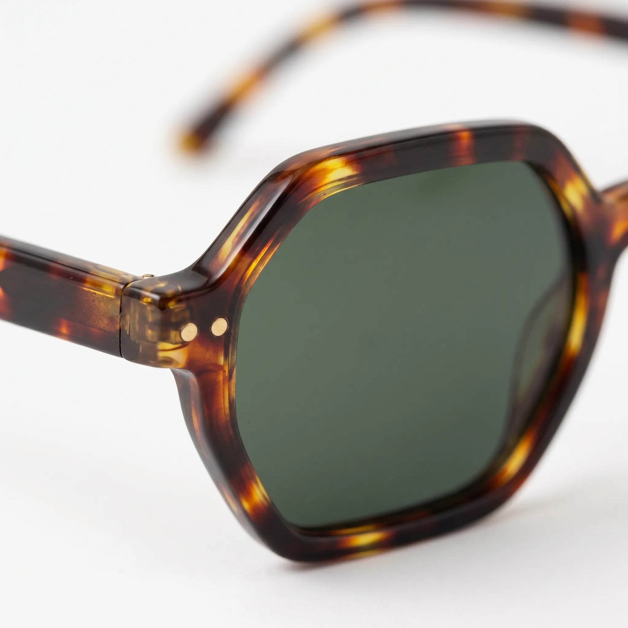 Vantys™ -  Angular Tortoise Shell Sunglasses -  Daily City Commutes