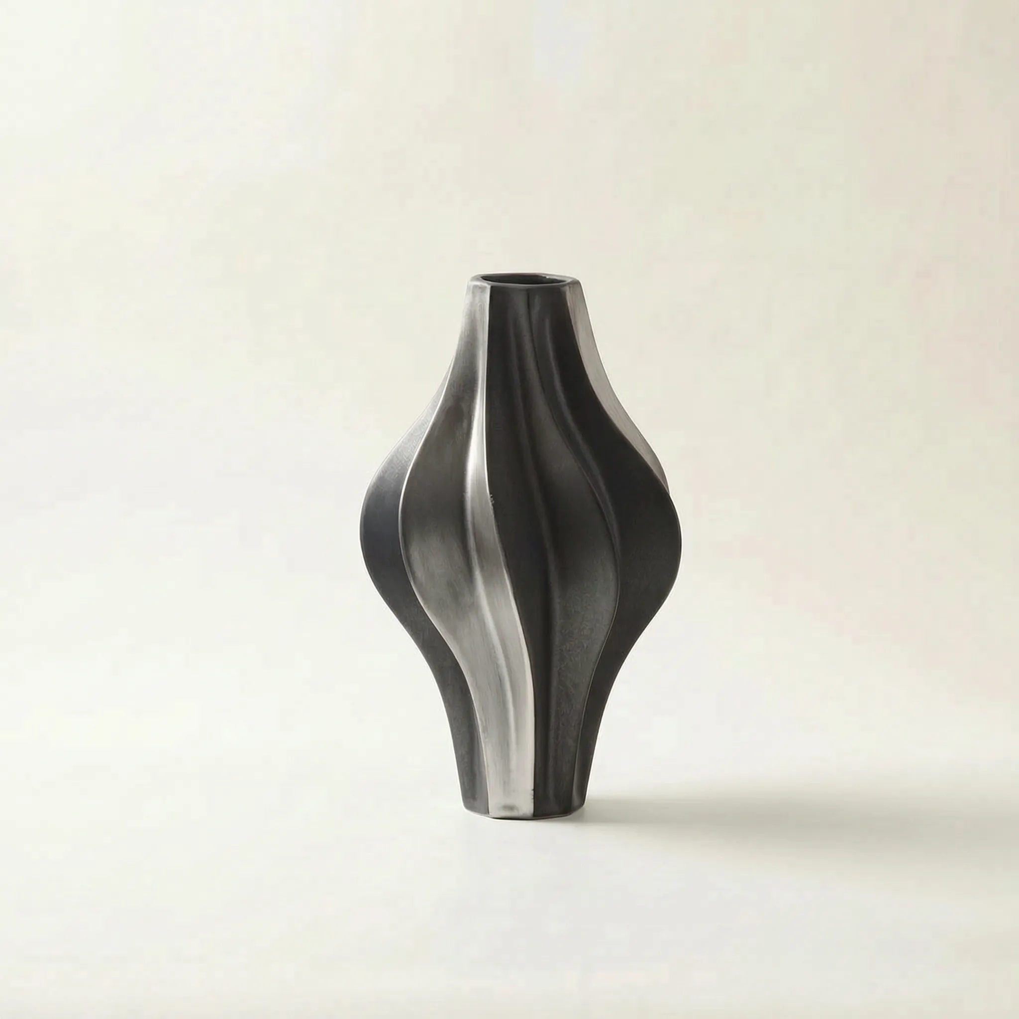 Vortice™ -  Modern Twisted Decorative Vase -  Displaying Fresh Flowers