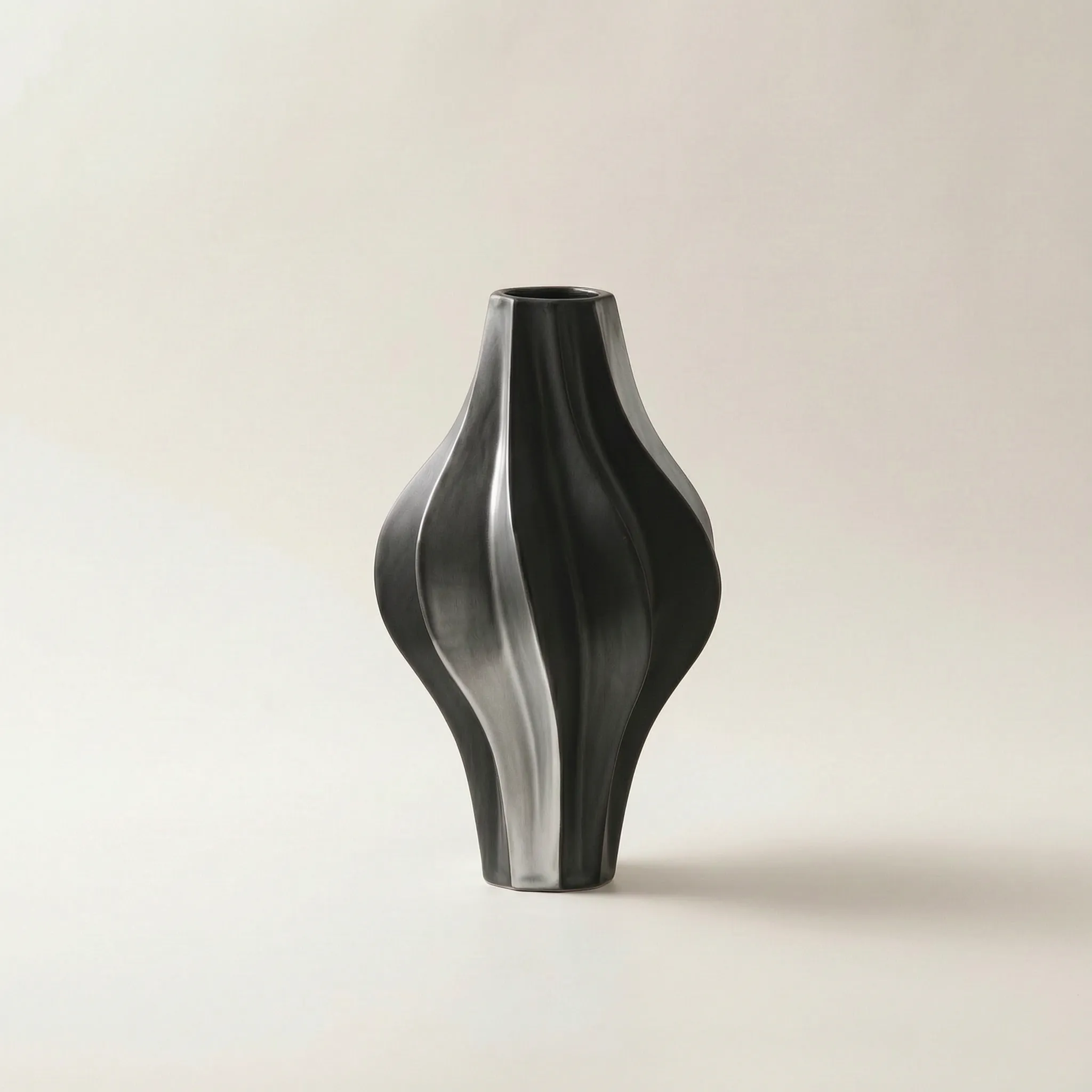 Vortice™ -  Modern Twisted Decorative Vase -  Displaying Fresh Flowers