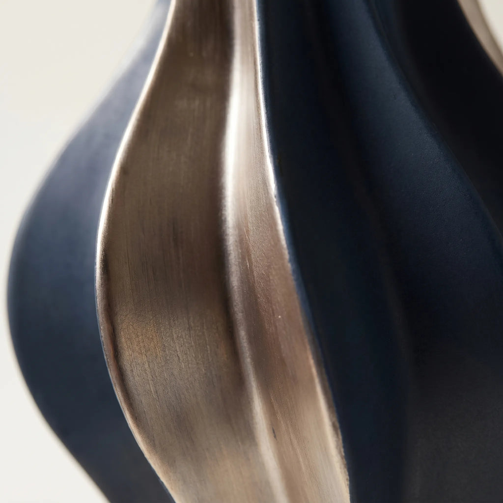 Vortice™ -  Modern Twisted Decorative Vase -  Displaying Fresh Flowers