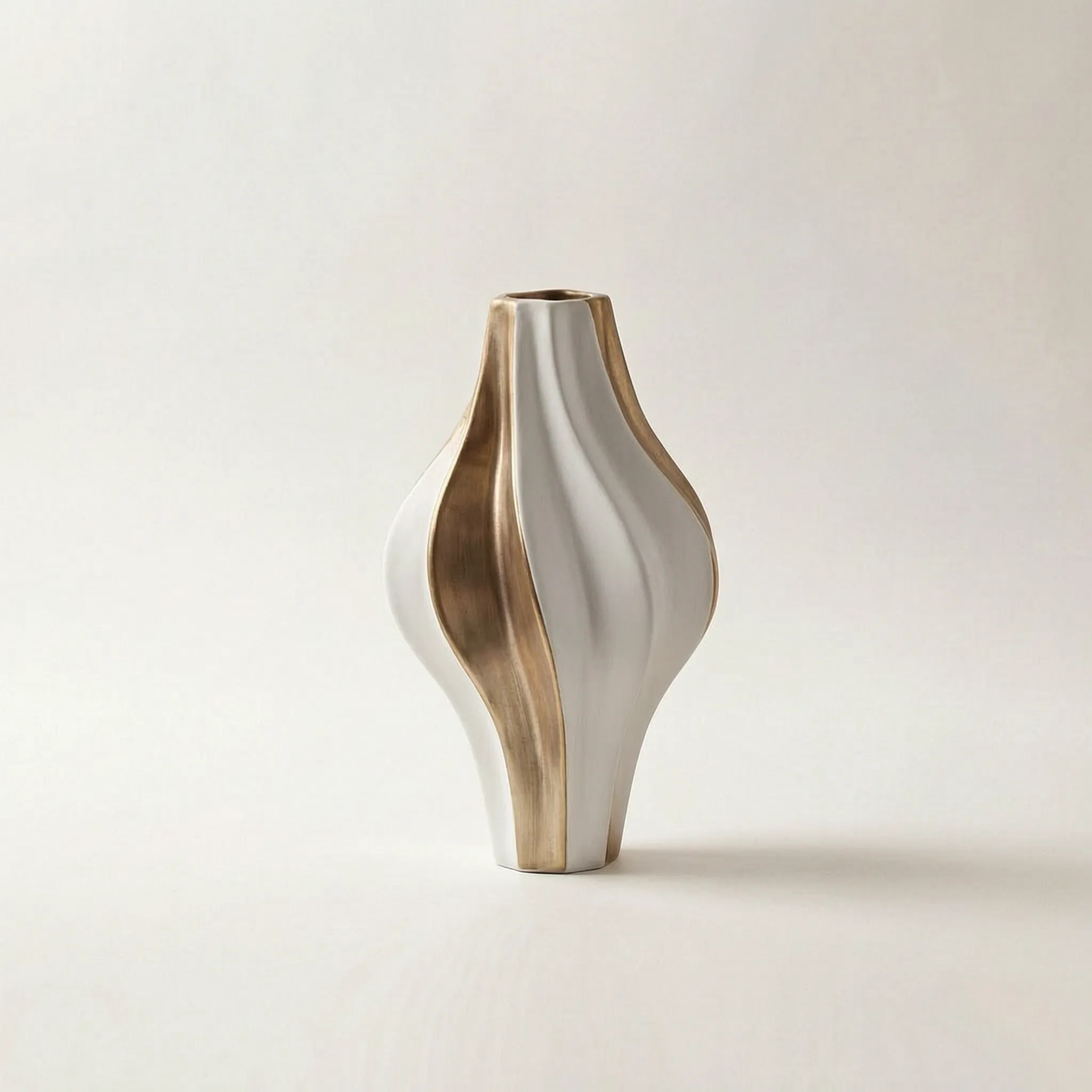 Vortice™ -  Modern Twisted Decorative Vase -  Displaying Fresh Flowers